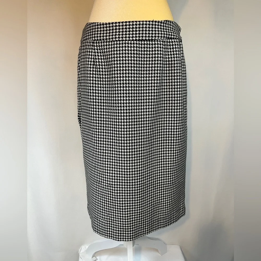Black and White Knee Length Skirt with Lining Size 10